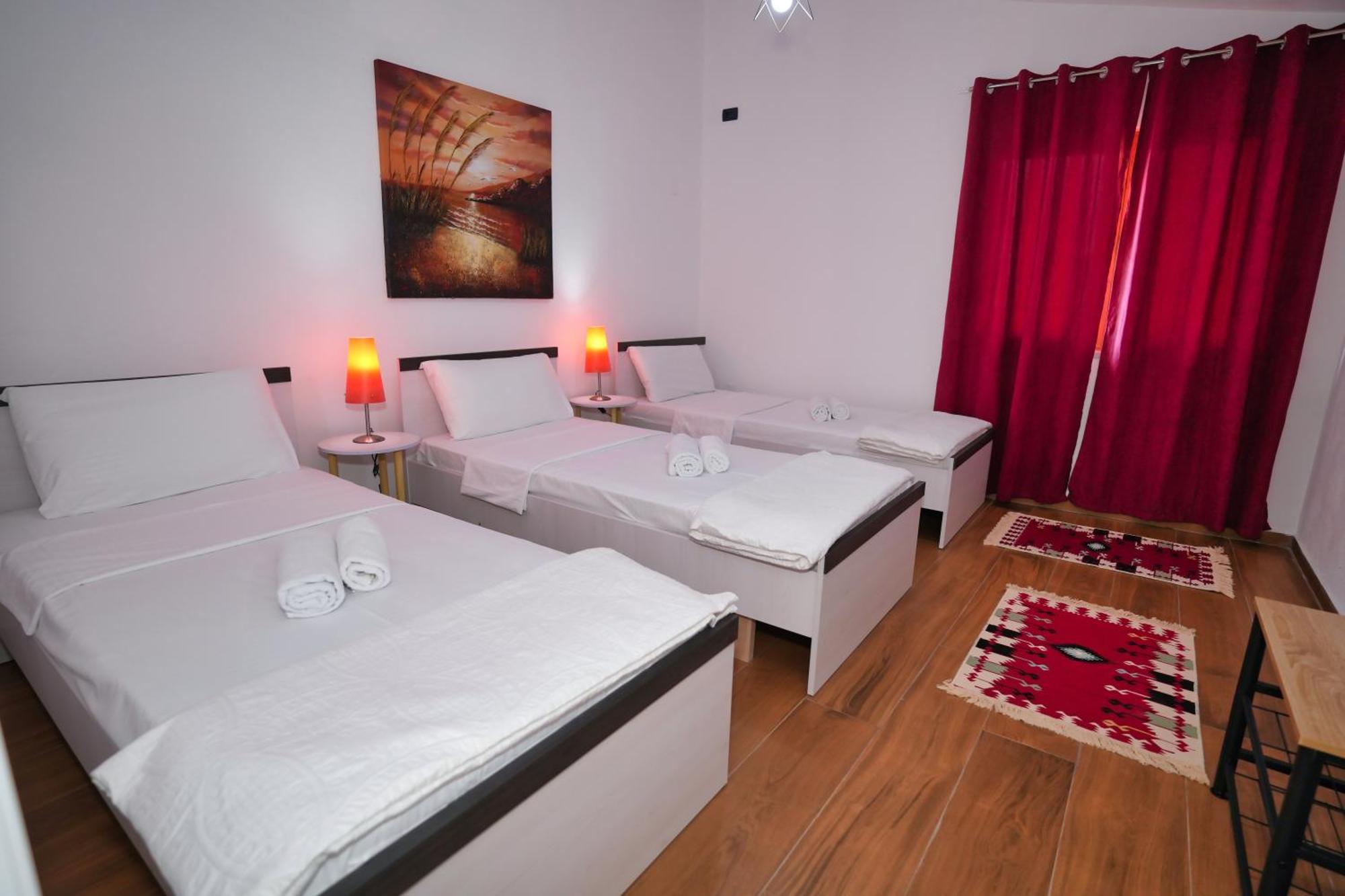 The View Rooms And Terrace จีโรคาสเตอร์ ภายนอก รูปภาพ
