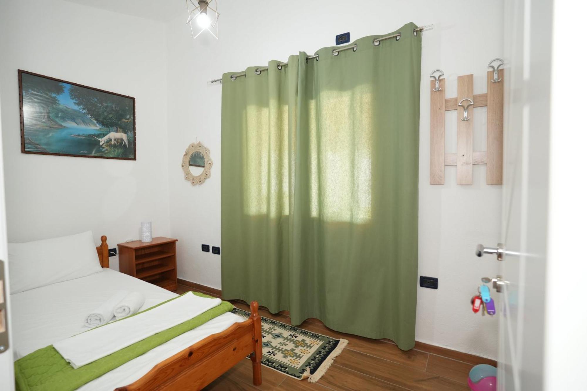 The View Rooms And Terrace จีโรคาสเตอร์ ภายนอก รูปภาพ